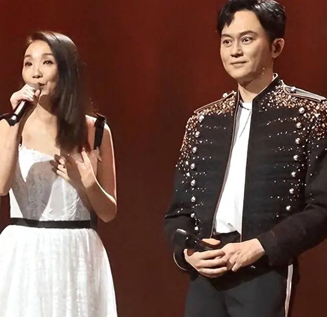 演唱会失控落泪，与前女友同台合唱，张智霖一晚争议四起