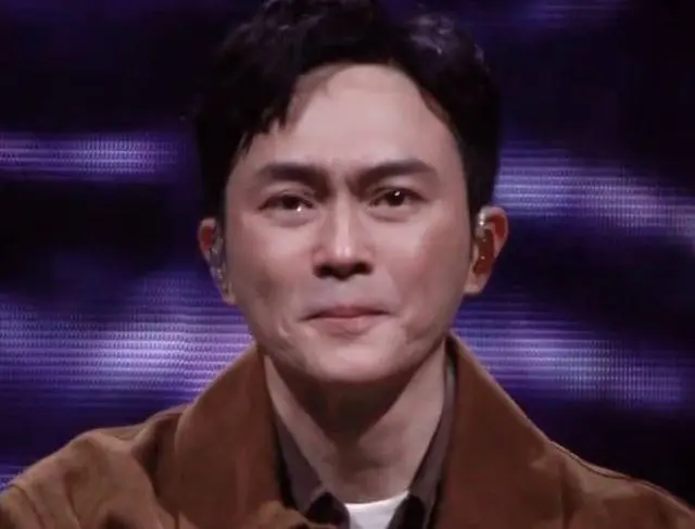 演唱会失控落泪，与前女友同台合唱，张智霖一晚争议四起