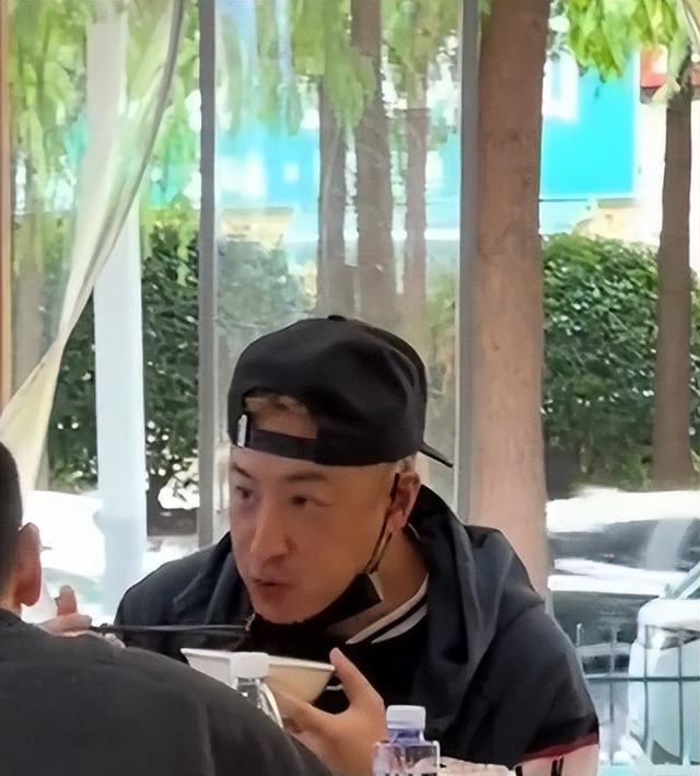 潘玮柏现身南京面馆，脸胖一圈撞脸包贝尔，端碗猛嗦吃相差没架子