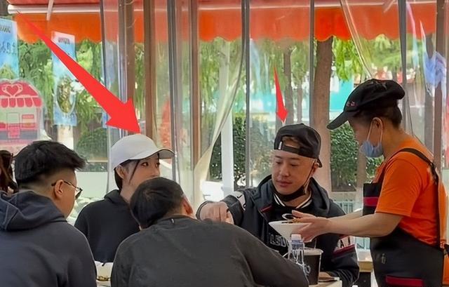潘玮柏现身南京面馆，脸胖一圈撞脸包贝尔，端碗猛嗦吃相差没架子