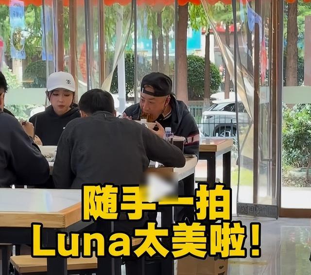 潘玮柏现身南京面馆，脸胖一圈撞脸包贝尔，端碗猛嗦吃相差没架子