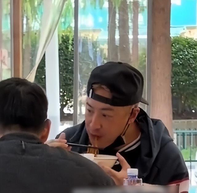 潘玮柏现身南京面馆，脸胖一圈撞脸包贝尔，端碗猛嗦吃相差没架子