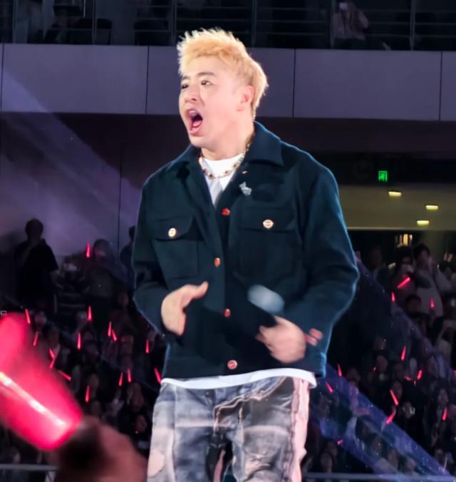 潘玮柏现身南京面馆，脸胖一圈撞脸包贝尔，端碗猛嗦吃相差没架子