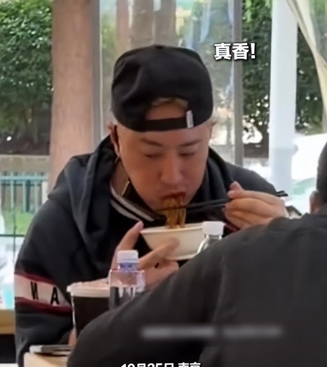 潘玮柏现身南京面馆，脸胖一圈撞脸包贝尔，端碗猛嗦吃相差没架子