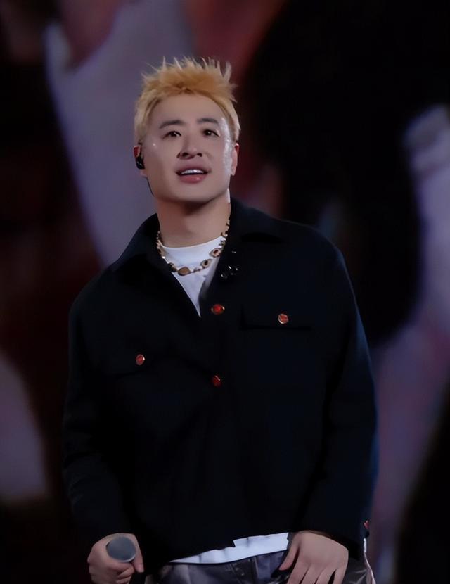 潘玮柏现身南京面馆，脸胖一圈撞脸包贝尔，端碗猛嗦吃相差没架子