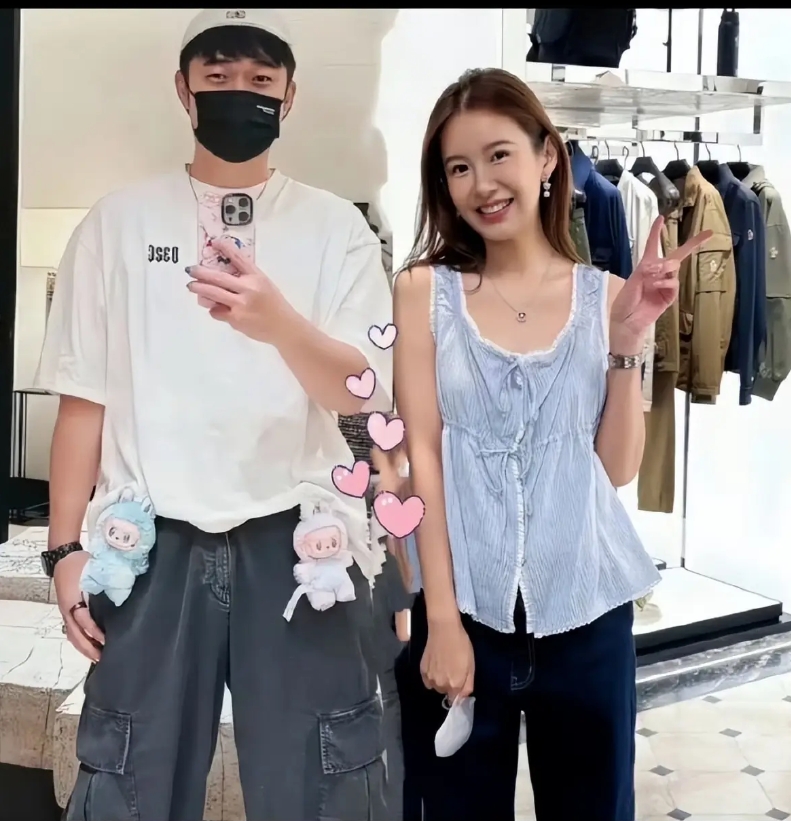 卸下马赛克！张子萱飞奔扑入陈赫怀中，婚后近十年罕见大方亲密同框引热议