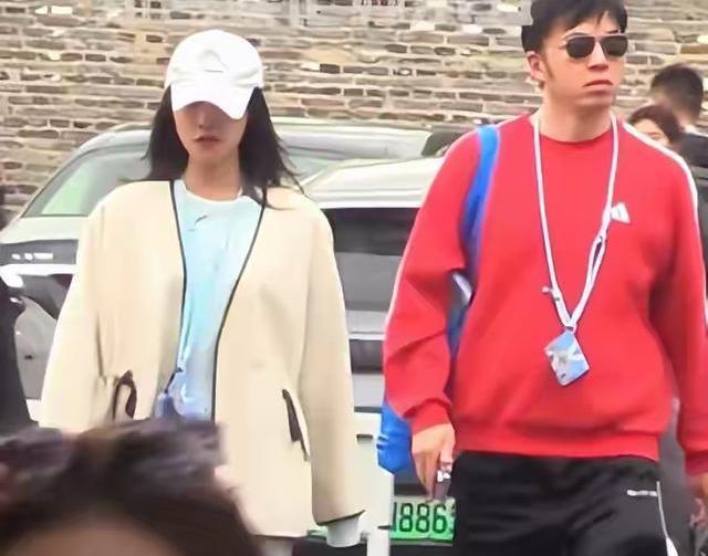 蓝盈莹乌镇现身，素人男友胡须未修却走路自然，双方家长早已见过