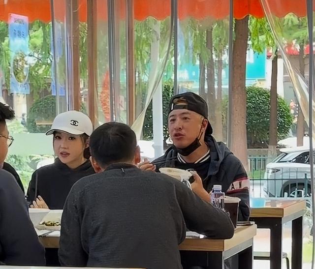 潘玮柏现身南京面馆，脸胖一圈撞脸包贝尔，端碗猛嗦吃相差没架子