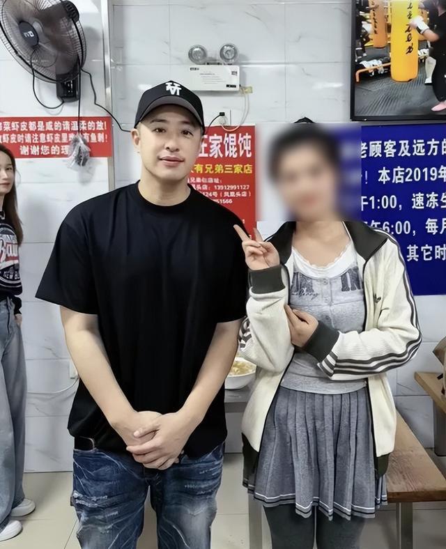 潘玮柏现身南京面馆，脸胖一圈撞脸包贝尔，端碗猛嗦吃相差没架子