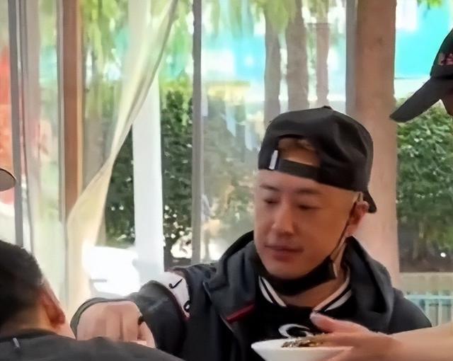 潘玮柏现身南京面馆，脸胖一圈撞脸包贝尔，端碗猛嗦吃相差没架子