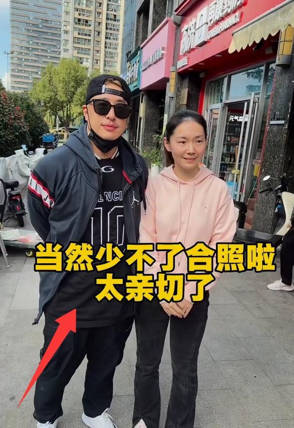 潘玮柏现身南京面馆，脸胖一圈撞脸包贝尔，端碗猛嗦吃相差没架子