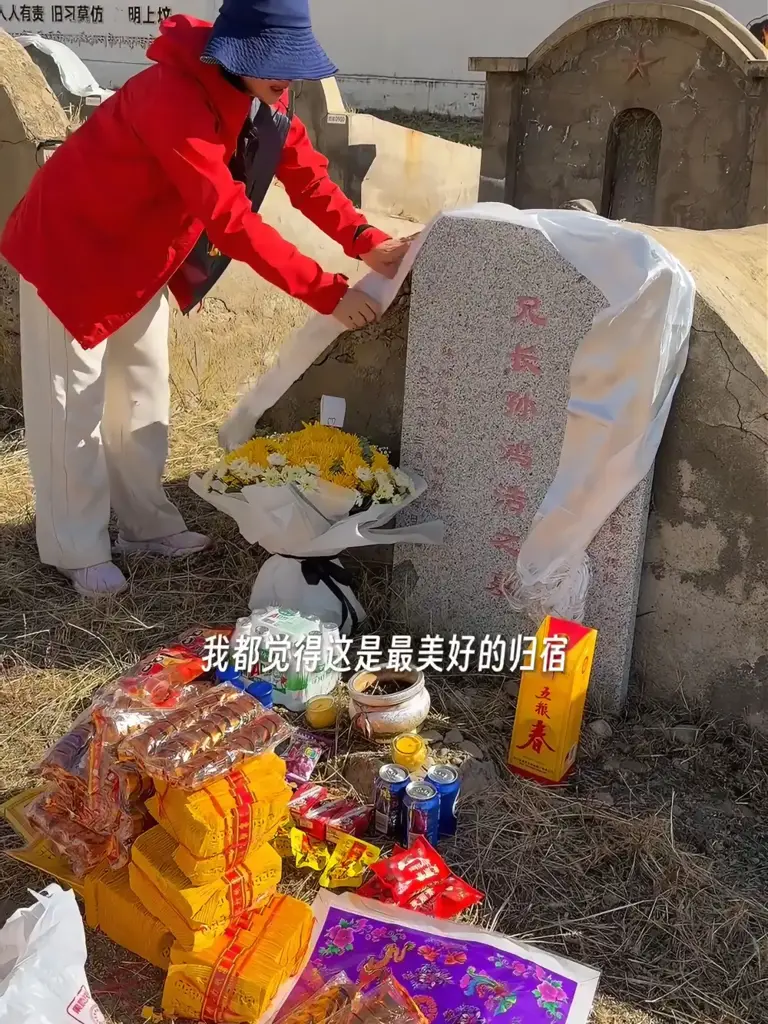 演员孙茜去拉萨祭拜牺牲前不到20岁的哥哥，在墓碑前哭得泣不成声