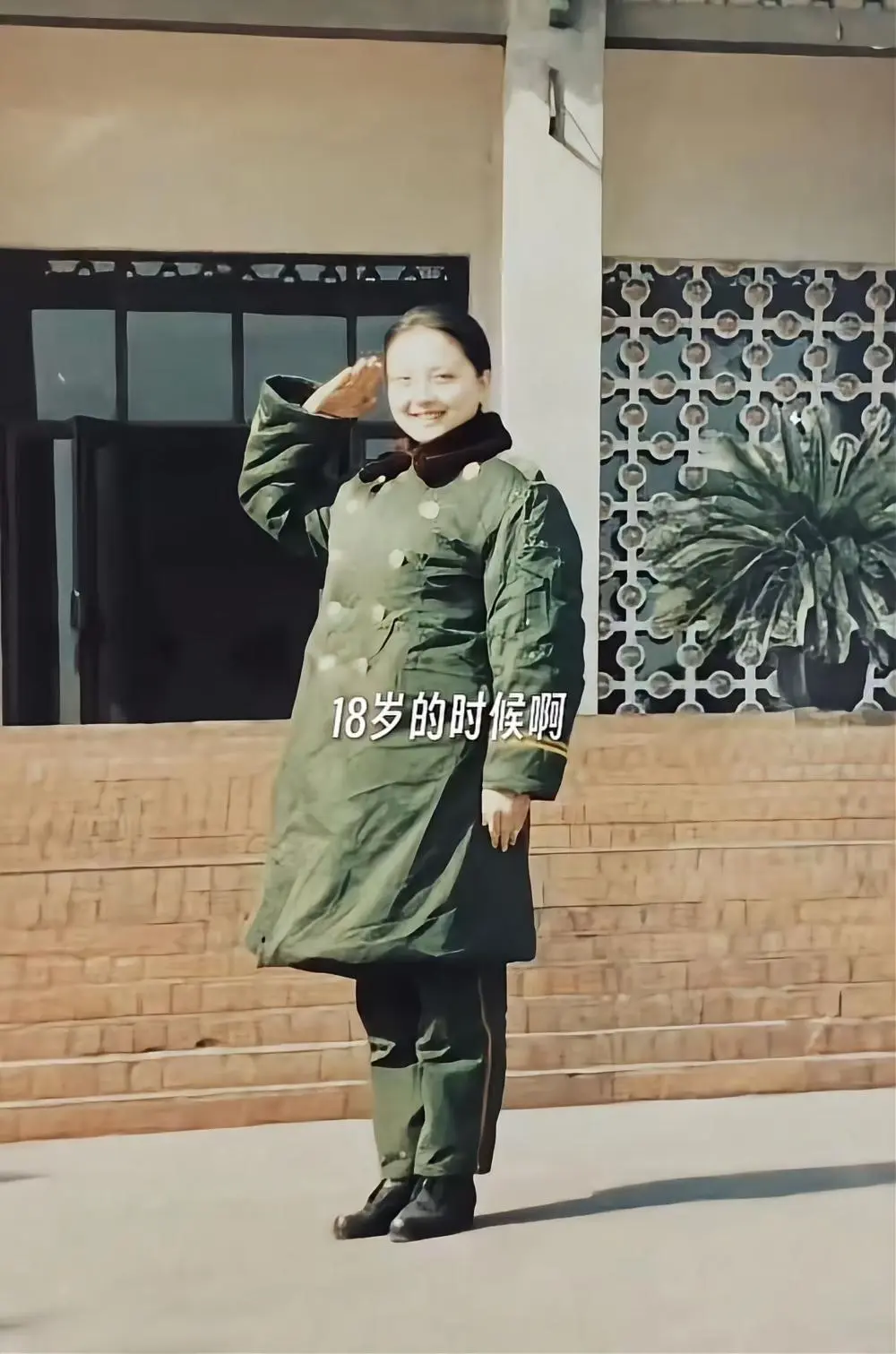 演员孙茜去拉萨祭拜牺牲前不到20岁的哥哥，在墓碑前哭得泣不成声