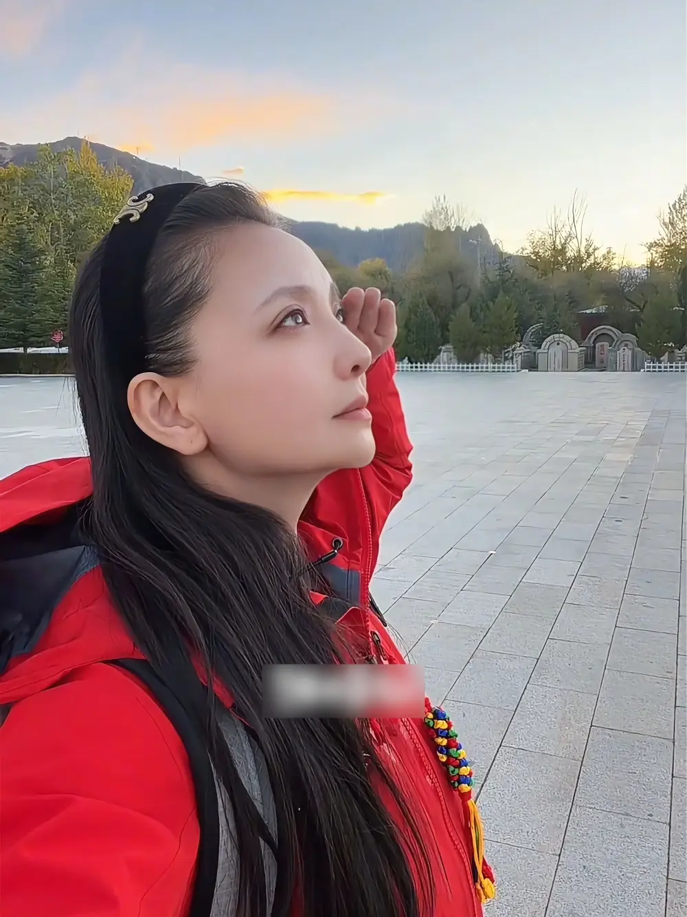 演员孙茜去拉萨祭拜牺牲前不到20岁的哥哥，在墓碑前哭得泣不成声