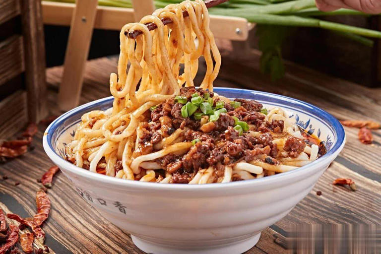 家常炸酱面好吃关键在炒酱，牢记6点技巧，您也能做好吃的炸酱面