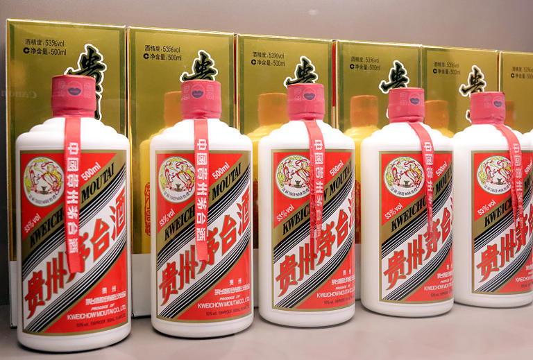 1988年产飞天牌铁盖茅台酒Kweichow Flying Fairy Moutai (2 BT50