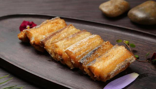 鲜嫩多汁，香炸带鱼的简易制作方法！